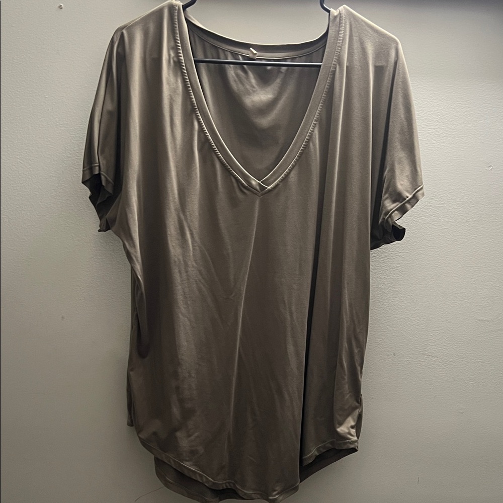 Ptula Elegant Women's V-Neck Top - Green